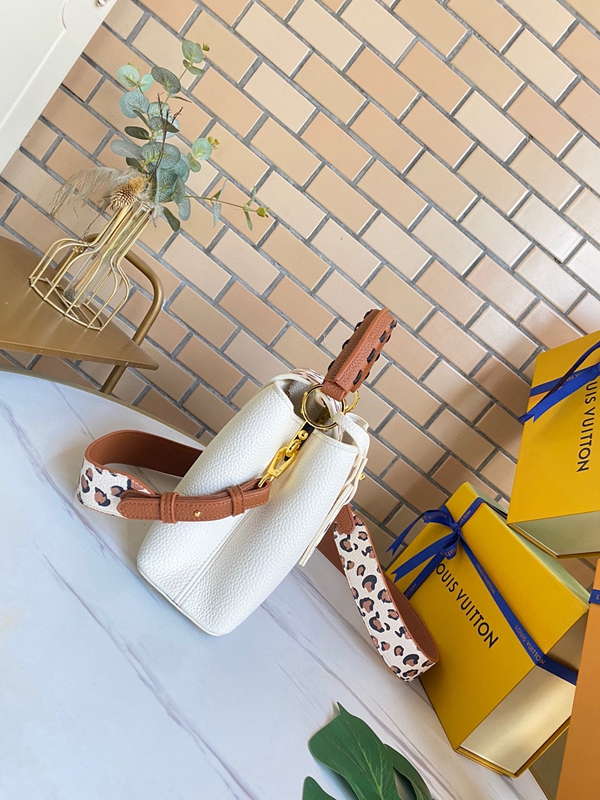 ルイヴィトンバッグ側面デザイン